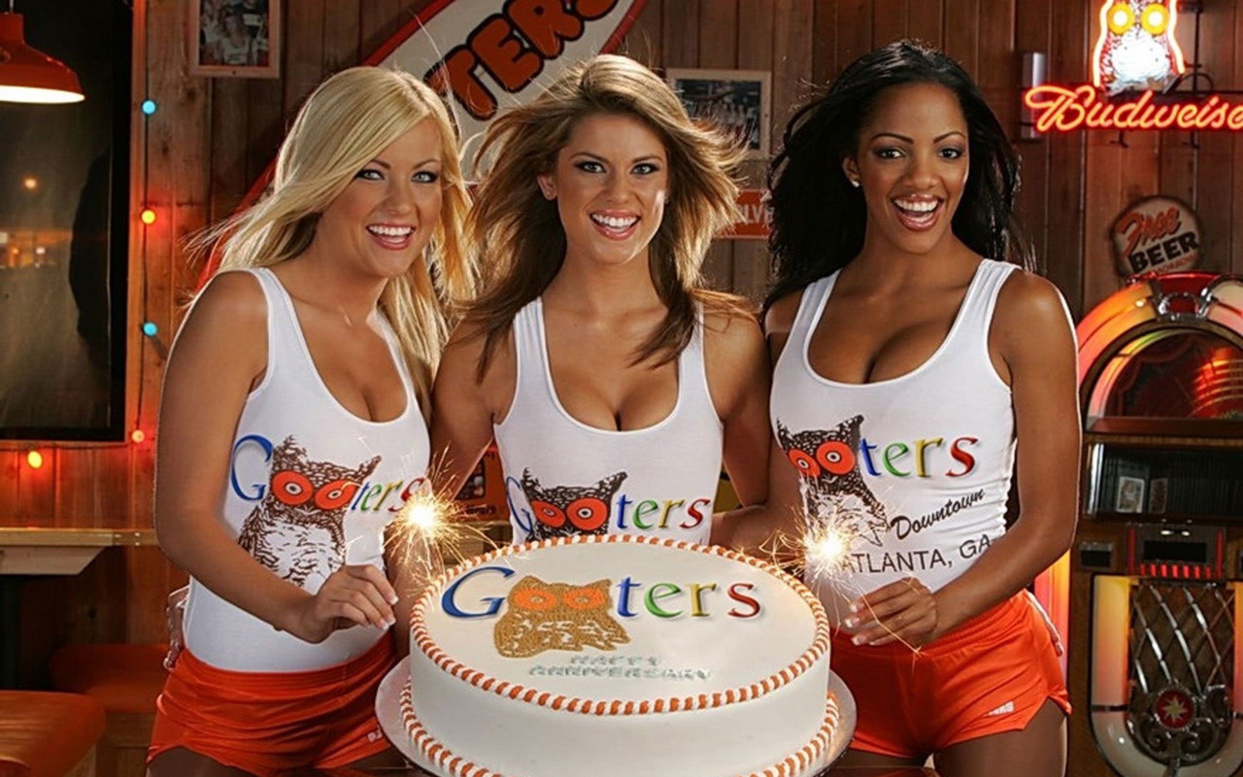 Sexy hooters women naked