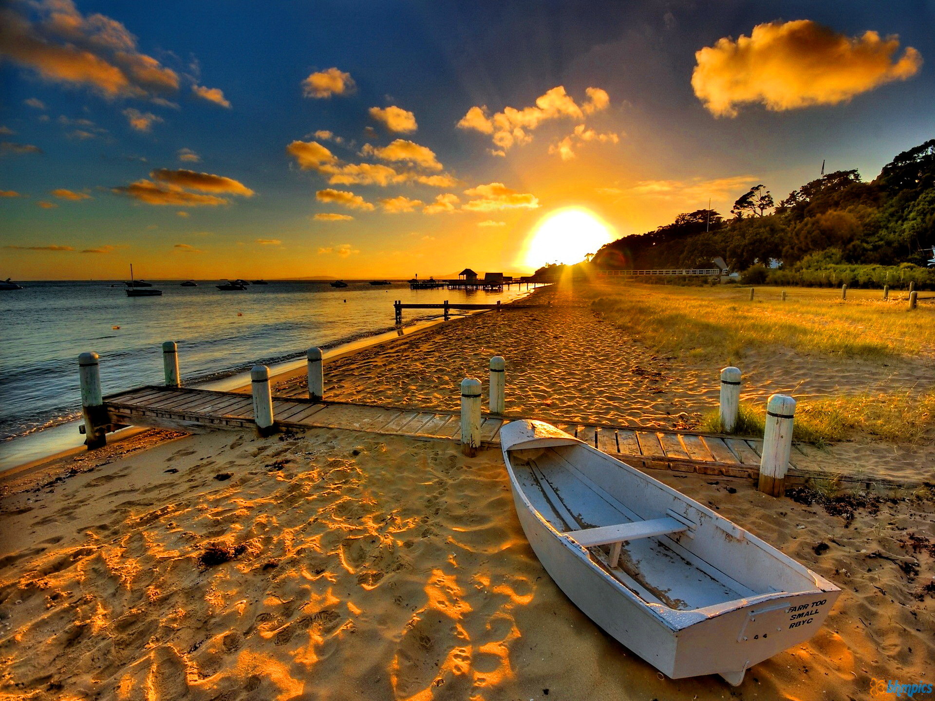Bãi biển hoàng hôn là một trong những cảnh tượng đẹp nhất của thiên nhiên với sự kết hợp giữa ánh nắng và màu vàng óng ánh của đồi cát. Với hơn 71 bức ảnh nền và hình nền, bạn sẽ dễ dàng chọn cho mình một bức ảnh ưng ý để trang trí cho máy tính hay thiết bị di động.