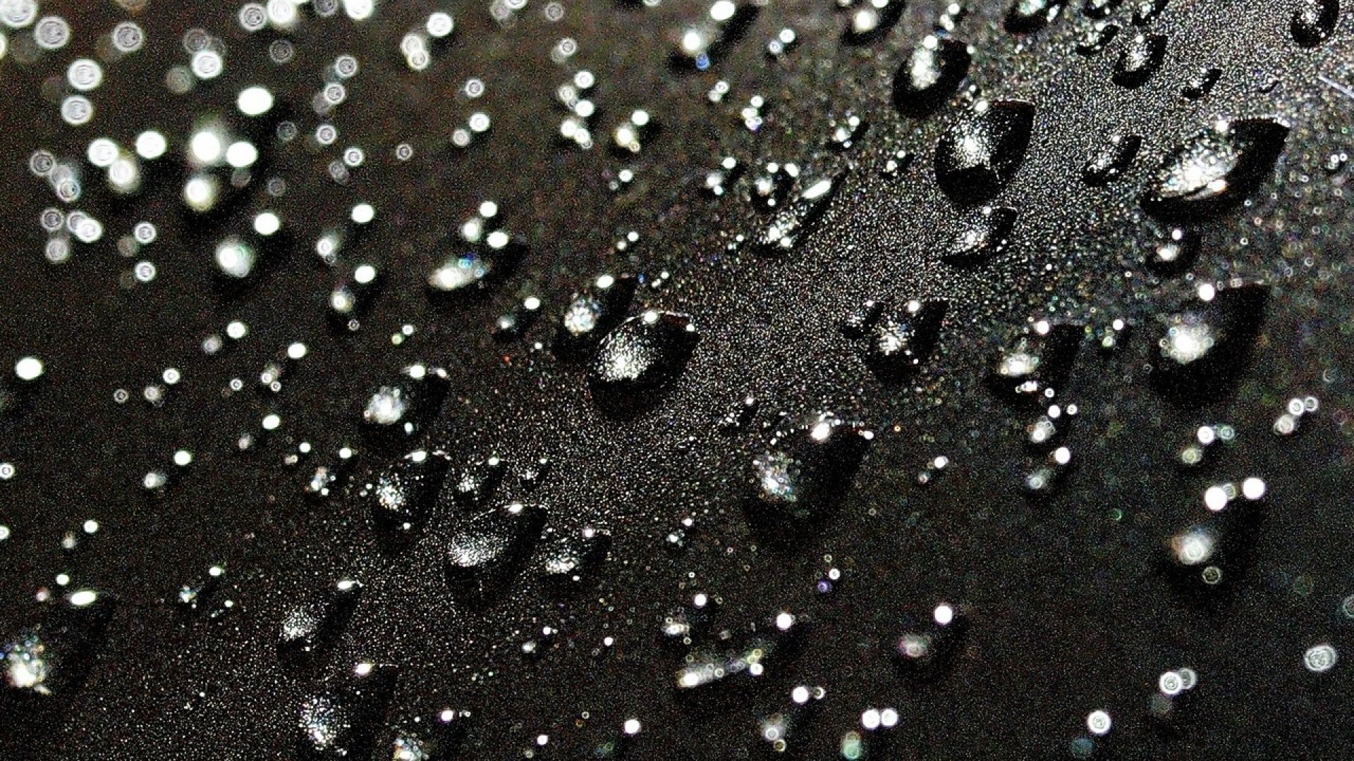 Капли на черном фоне. Капли воды. Капли дождя. Черные капли. Капли на поверхности.