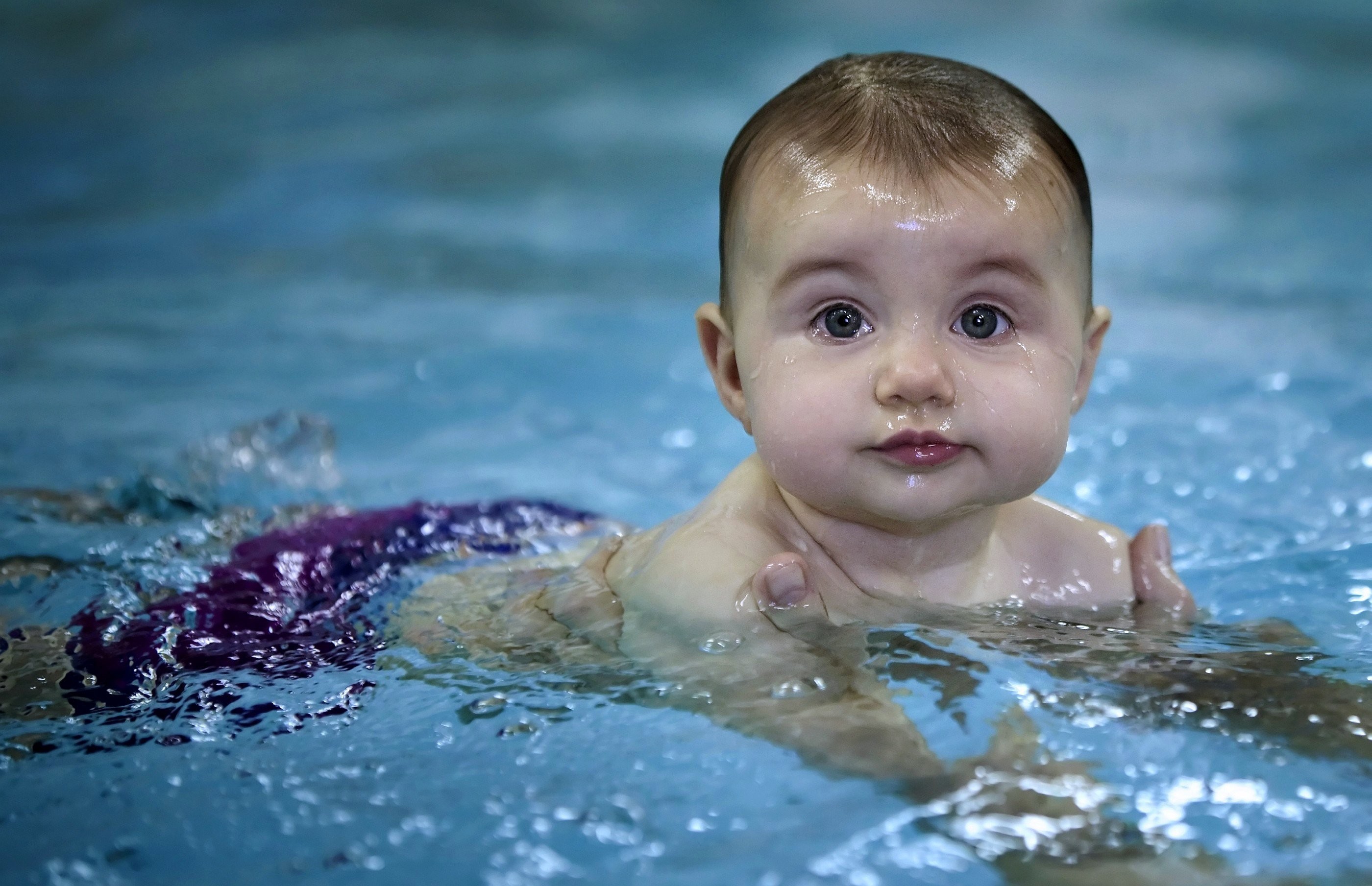 Funny water. Дети воды. Маленький бассейн для детей. Малыш в воде. Маленький ребенок в воде.