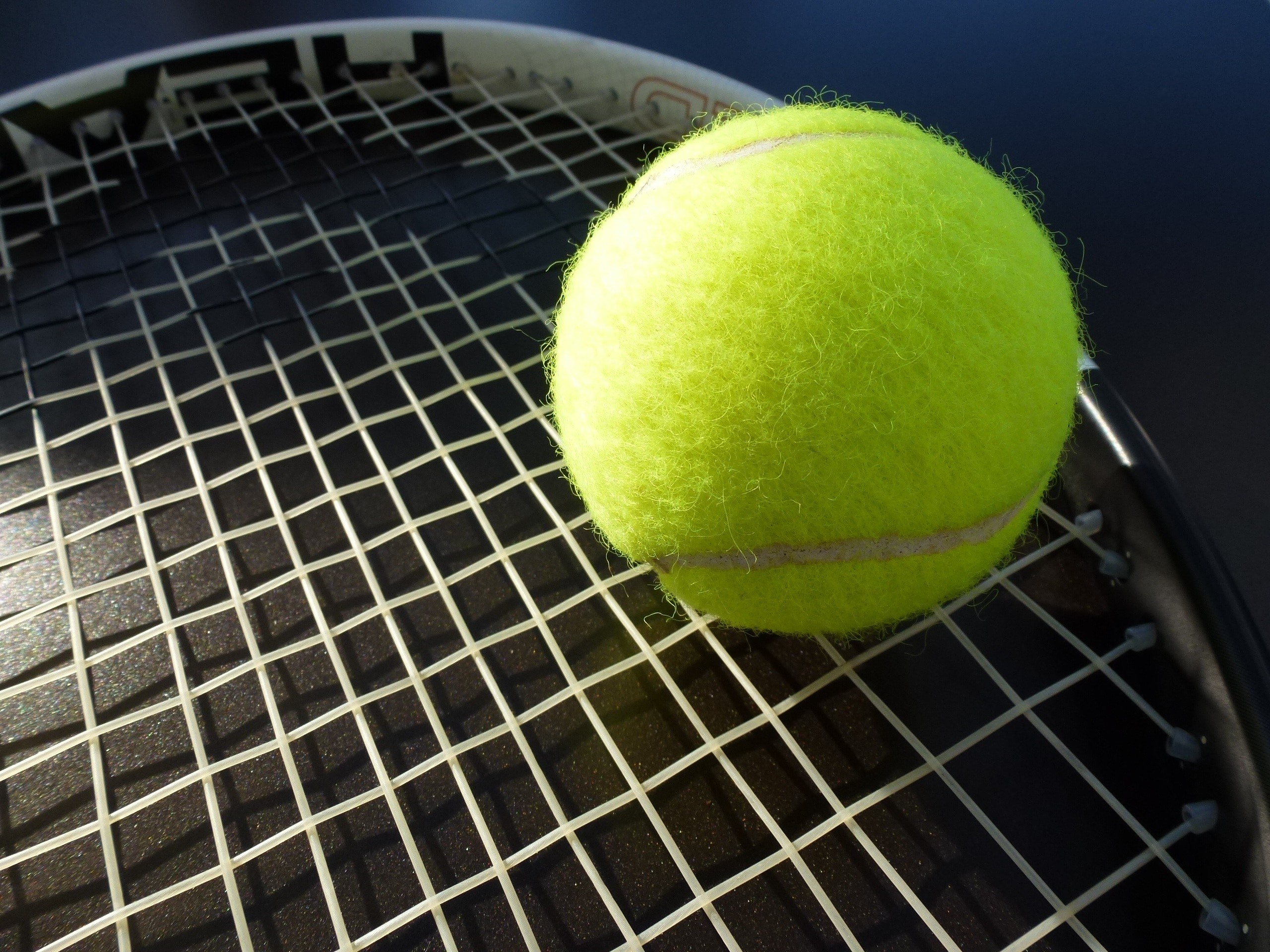 Представьте ядро размером с теннисный мячик. Теннисный мяч Tennis. Теннисный мяч Уимблдон. Теннис корт ракетка мяч. Теннисный мяч на корте.