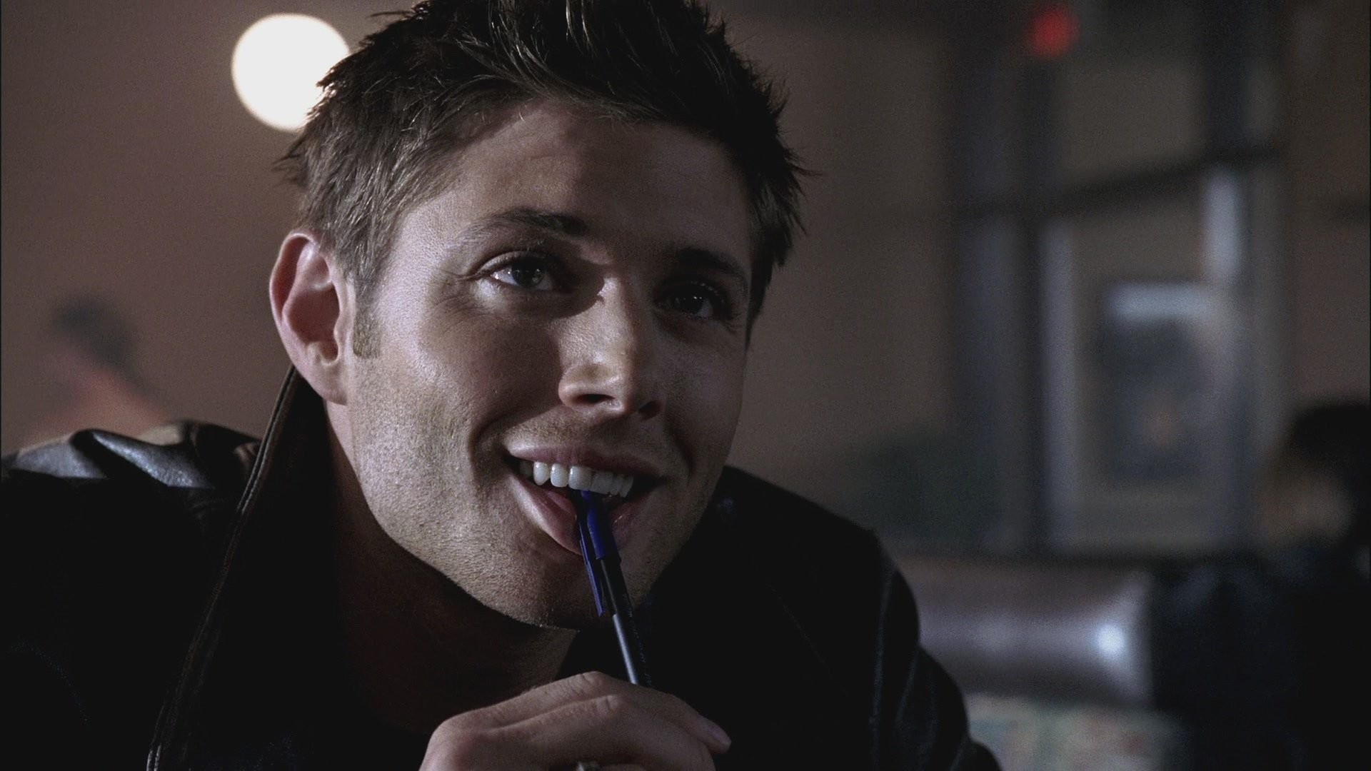  𝑊𝑎𝑙𝑙𝑝𝑎𝑝𝑒𝑟 Jensen Ackles  Supernatural wallpaper  Supernatural background Supernatural dean