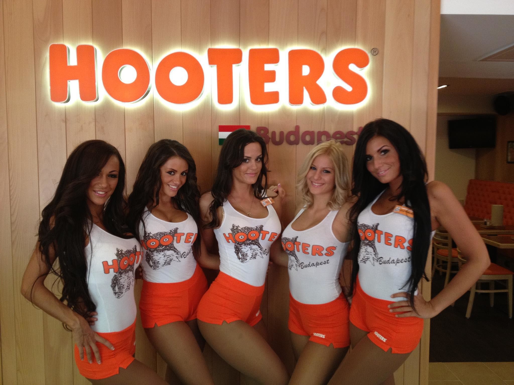 Pictures of hooters girls
