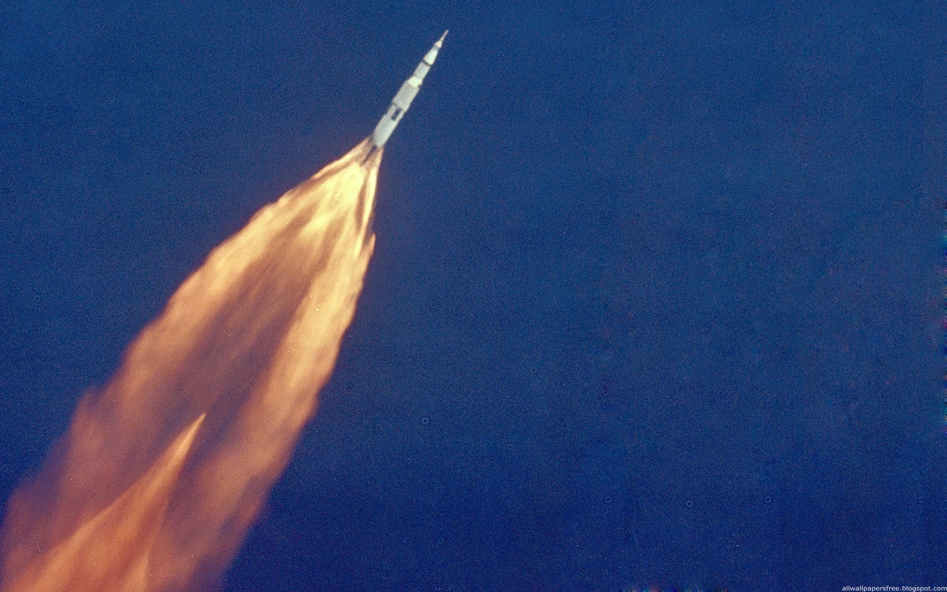 Почему тепловая энергия заставляет лететь ракету. Apollo 11 Rocket. Апполо 11 ракета. Ракета Аполлон 11 взлёт. Ракета в небе.