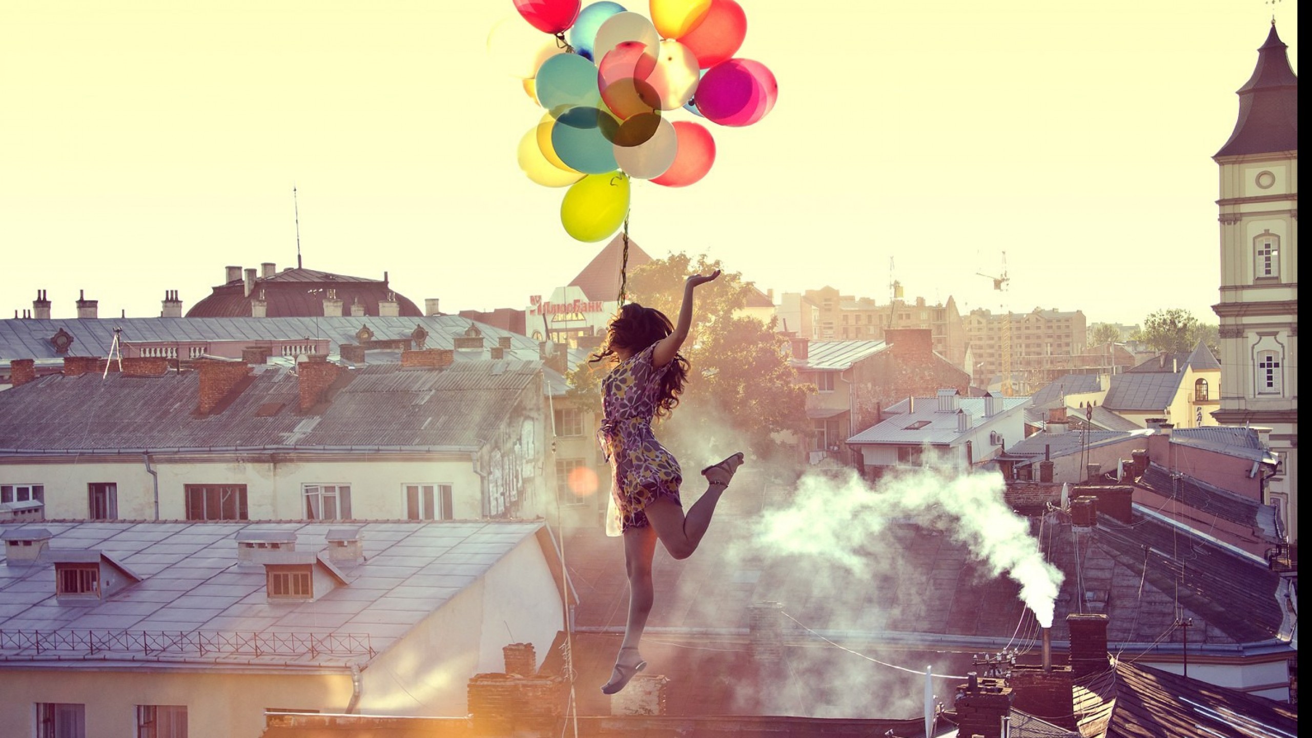 Счастливой быть мечта любого. Девушка с воздушными шарами. Девочка с шариками на крыше. Фотосессия на крыше с шарами. Яркие моменты жизни.