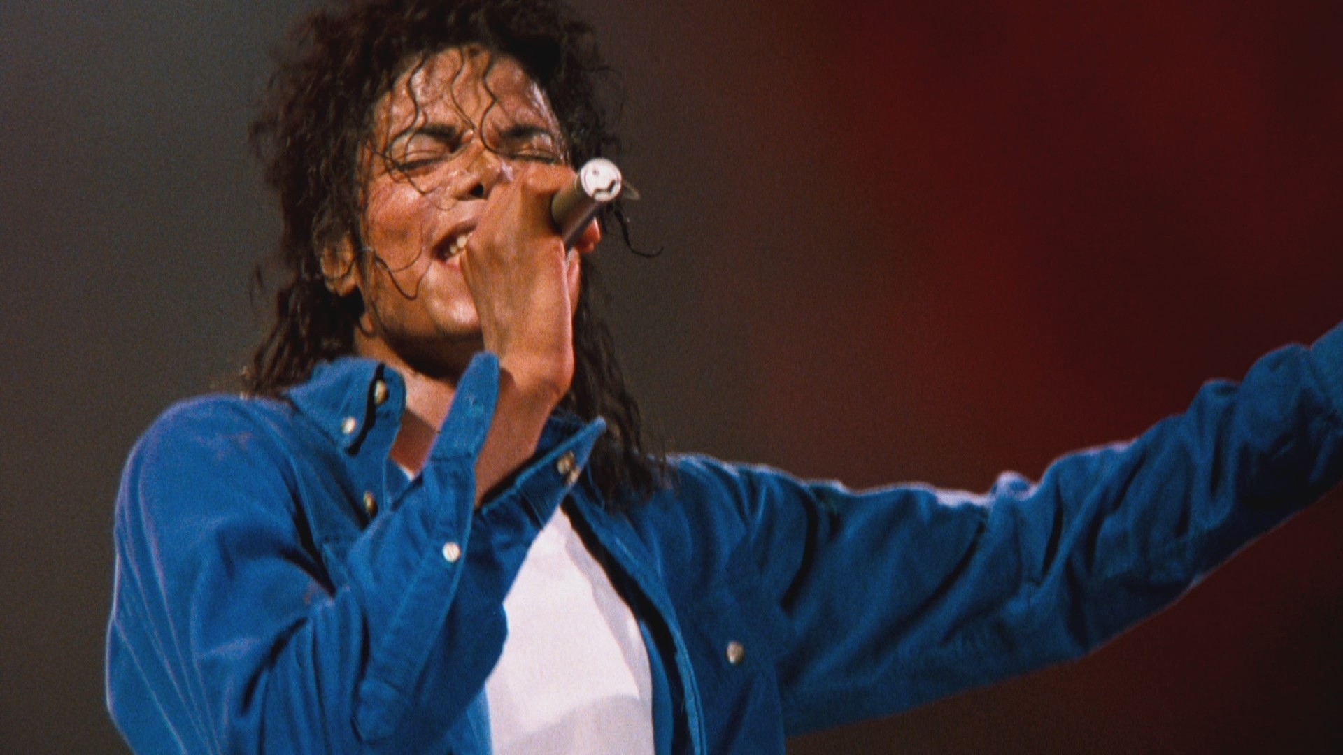 Майкл Джексон в синей рубашке
