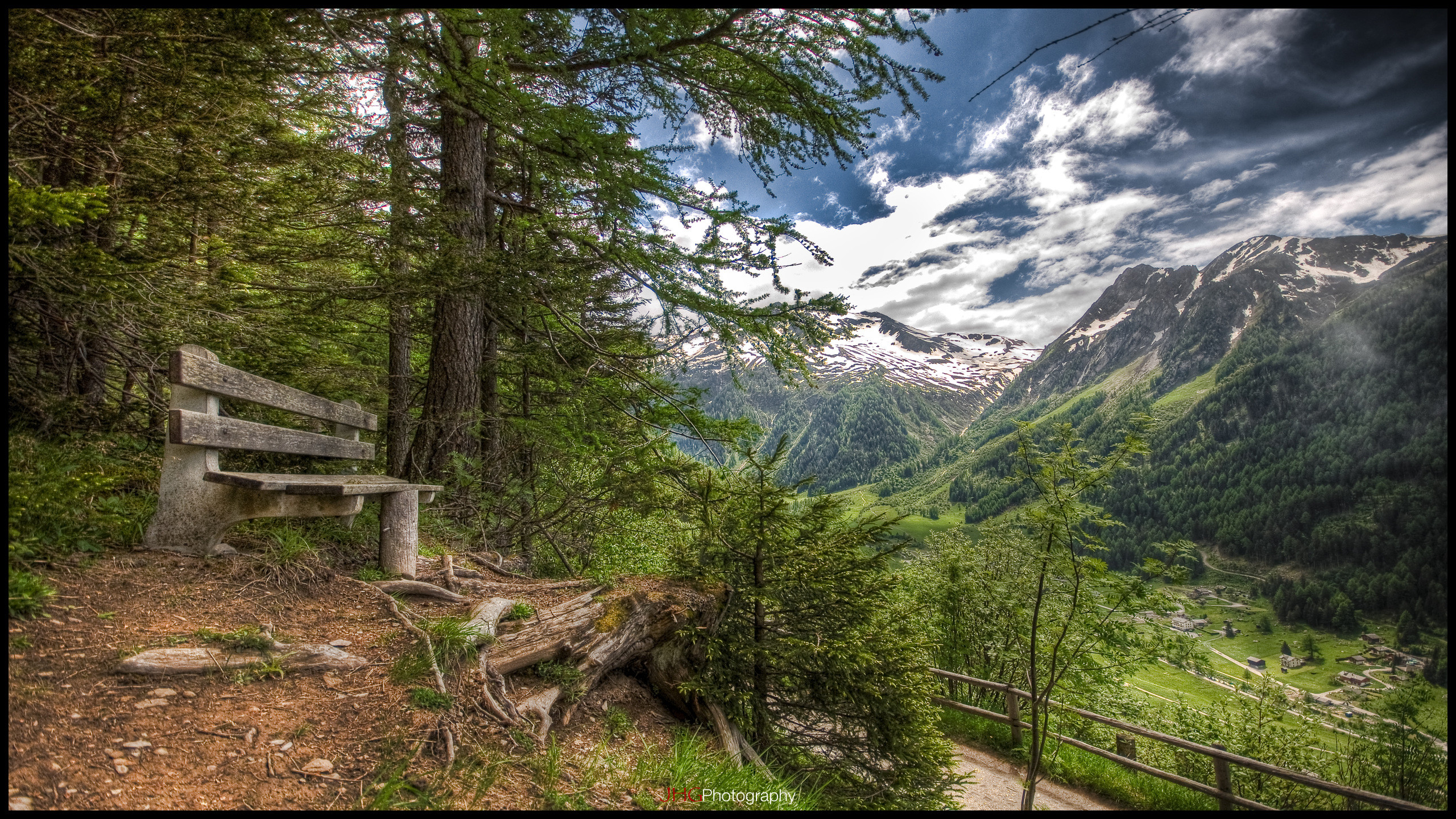 Между гор и леса. Горная тропинка в Швейцарии. Тропа Хардерграт Швейцария. Швейцария Альпы лес. Шварцвальд тропа.