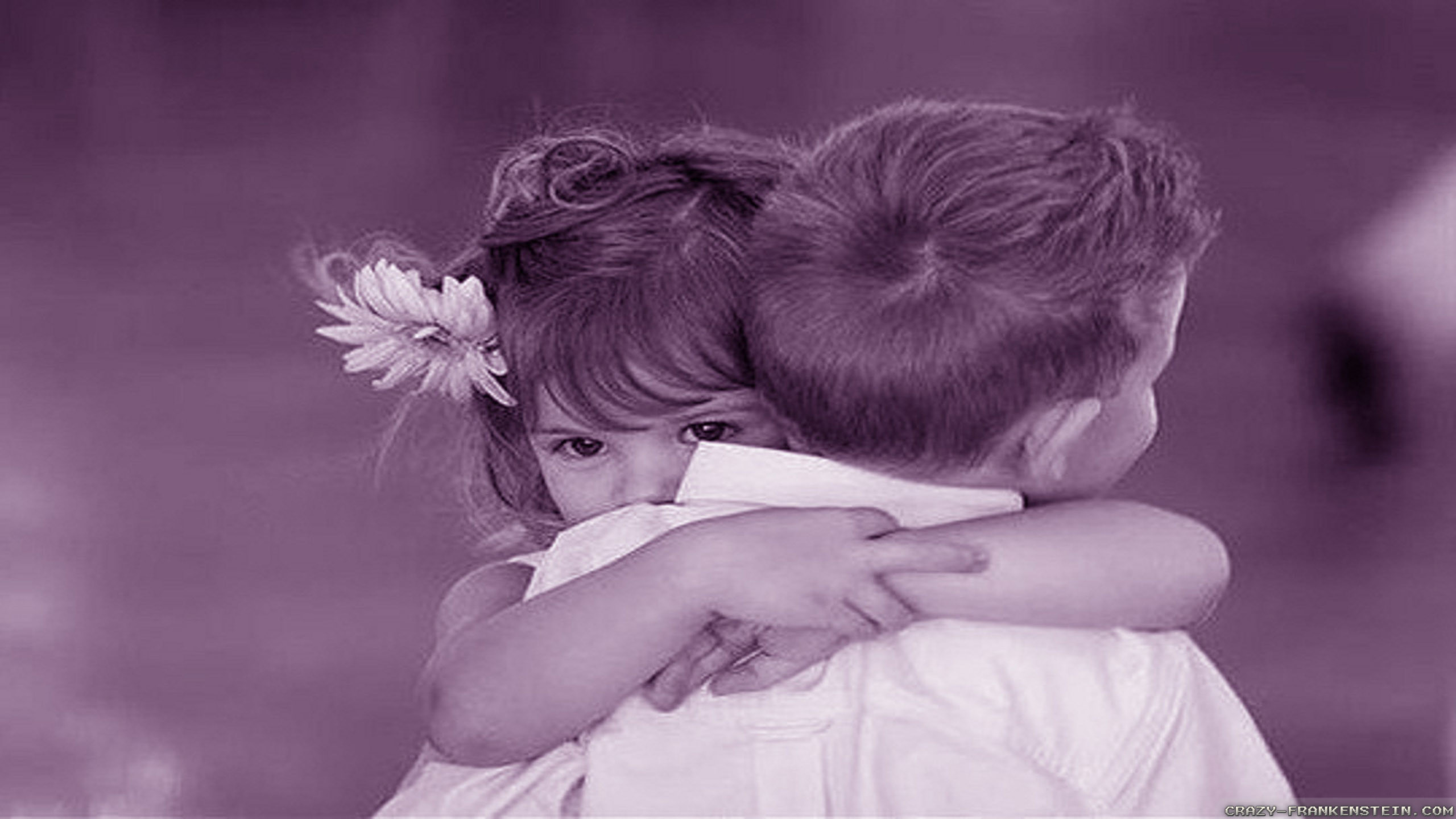 Обнимайте друг друга крепко. Мальчик и девочка обнимаются. Мальчик обнимает девочку. Объятия детей. Любовь к ребенку.
