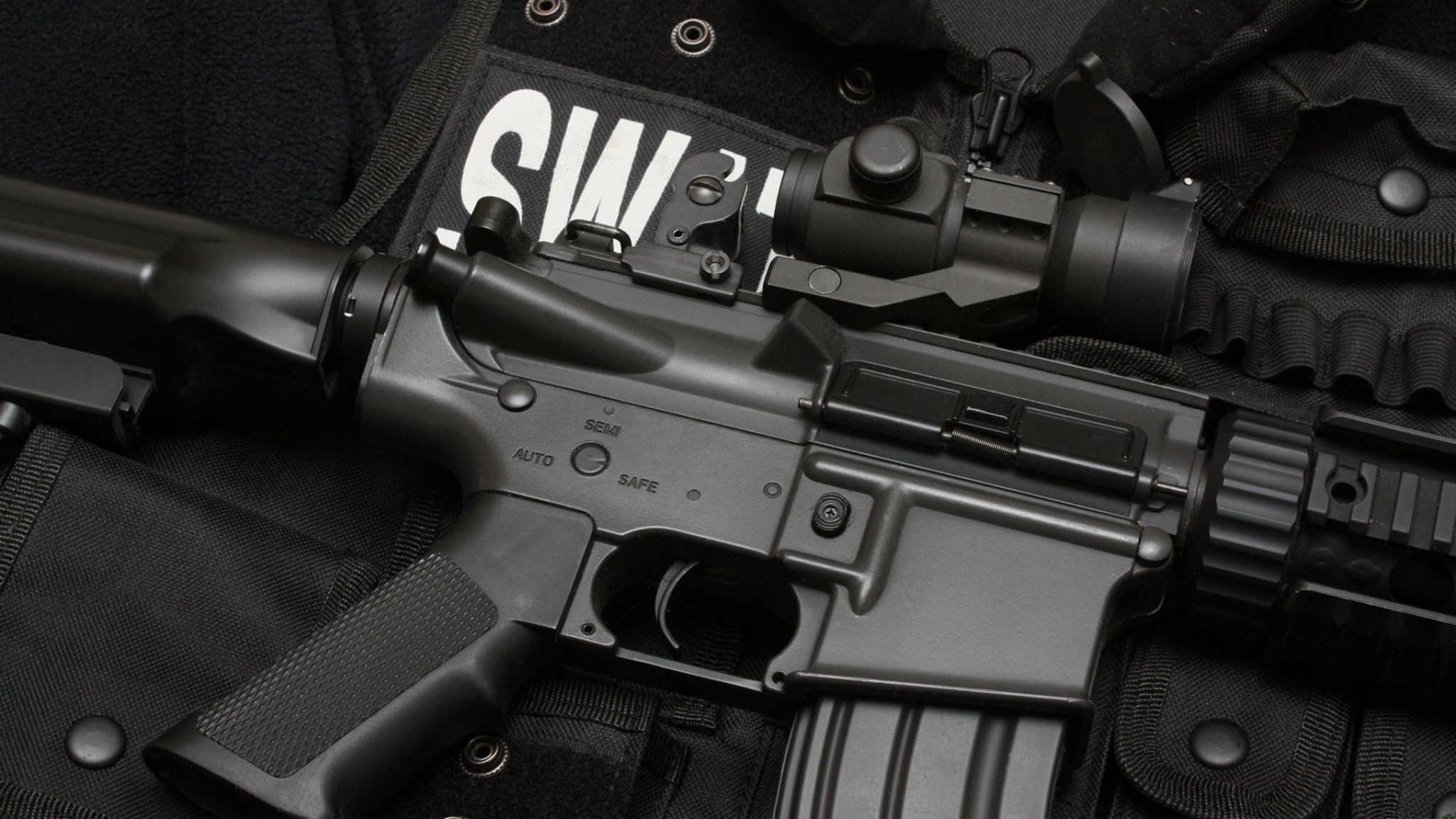 2048x1152 Wallpaper swat, submachine gun, bulletproof vest, gun 2048x1152