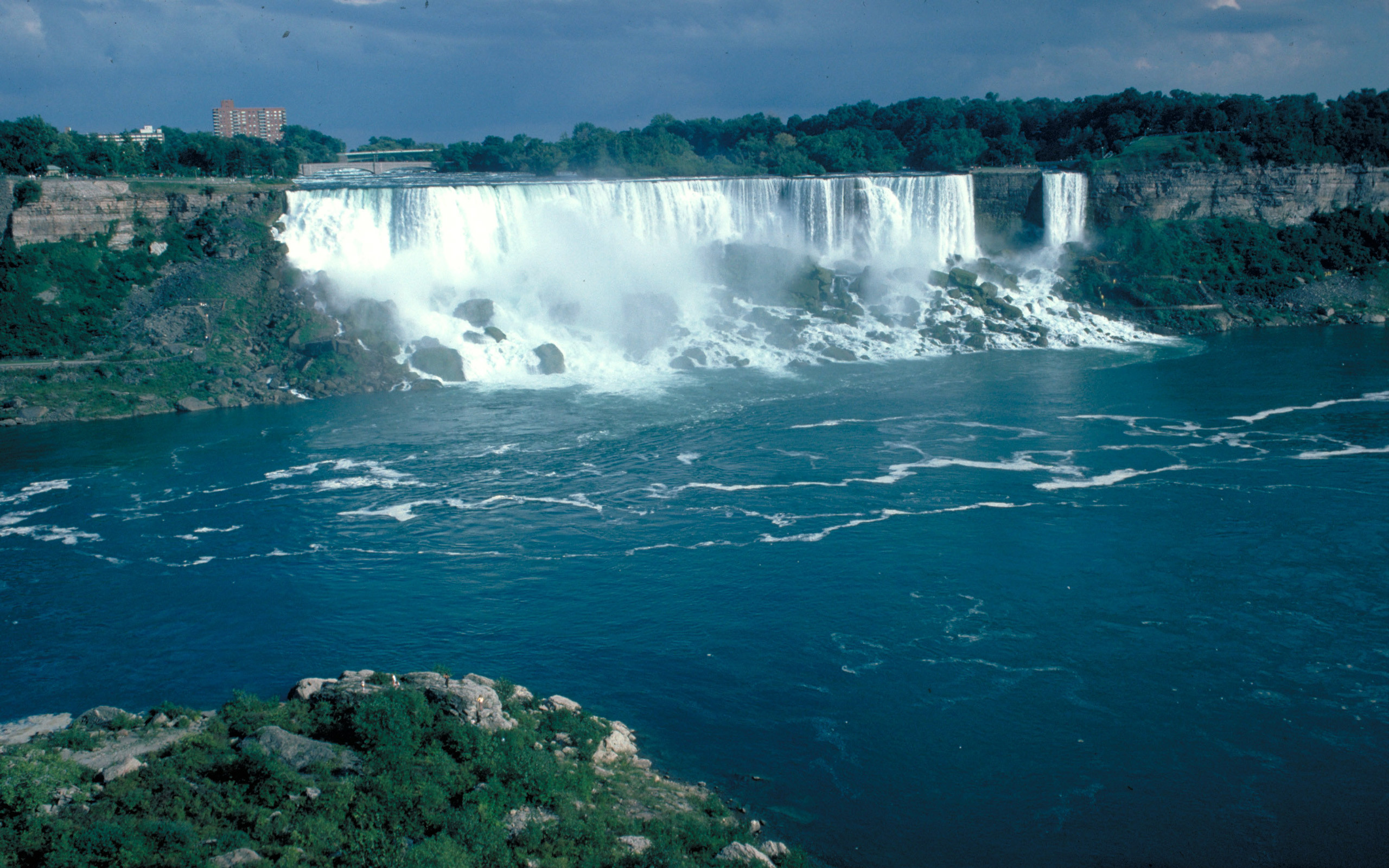 Американский водопад расположенный недалеко от города торонто