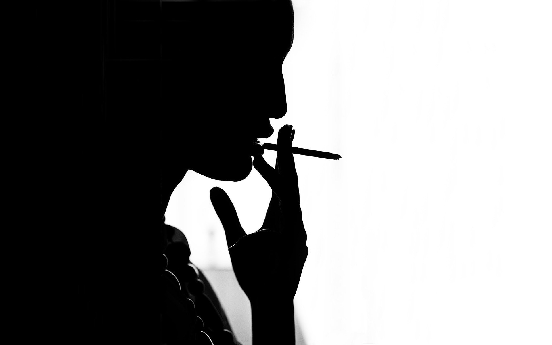 Курение на черном фоне