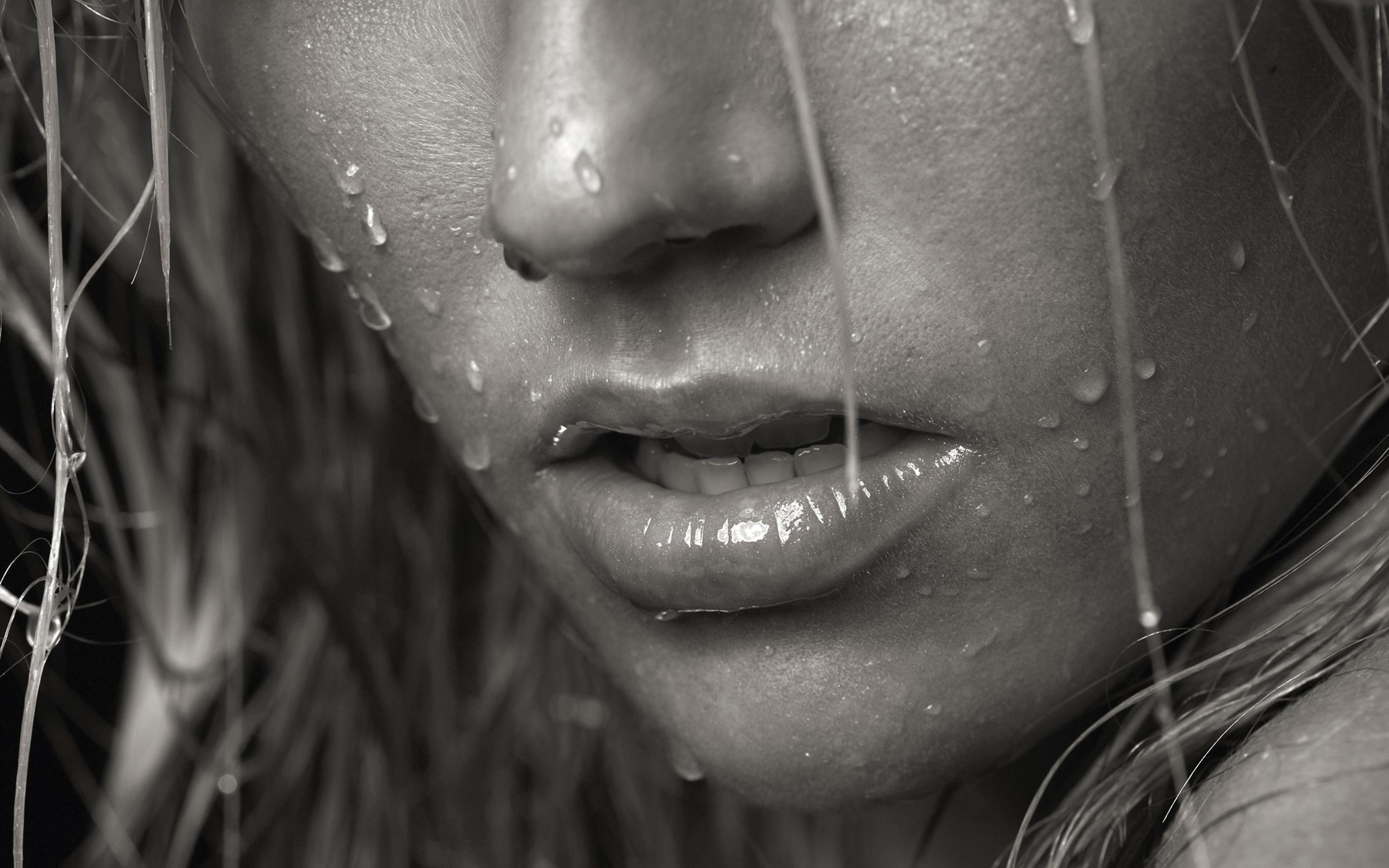 Чувственные лица. Мокрое лицо. Мокрое лицо девушки. Девушка в каплях воды.