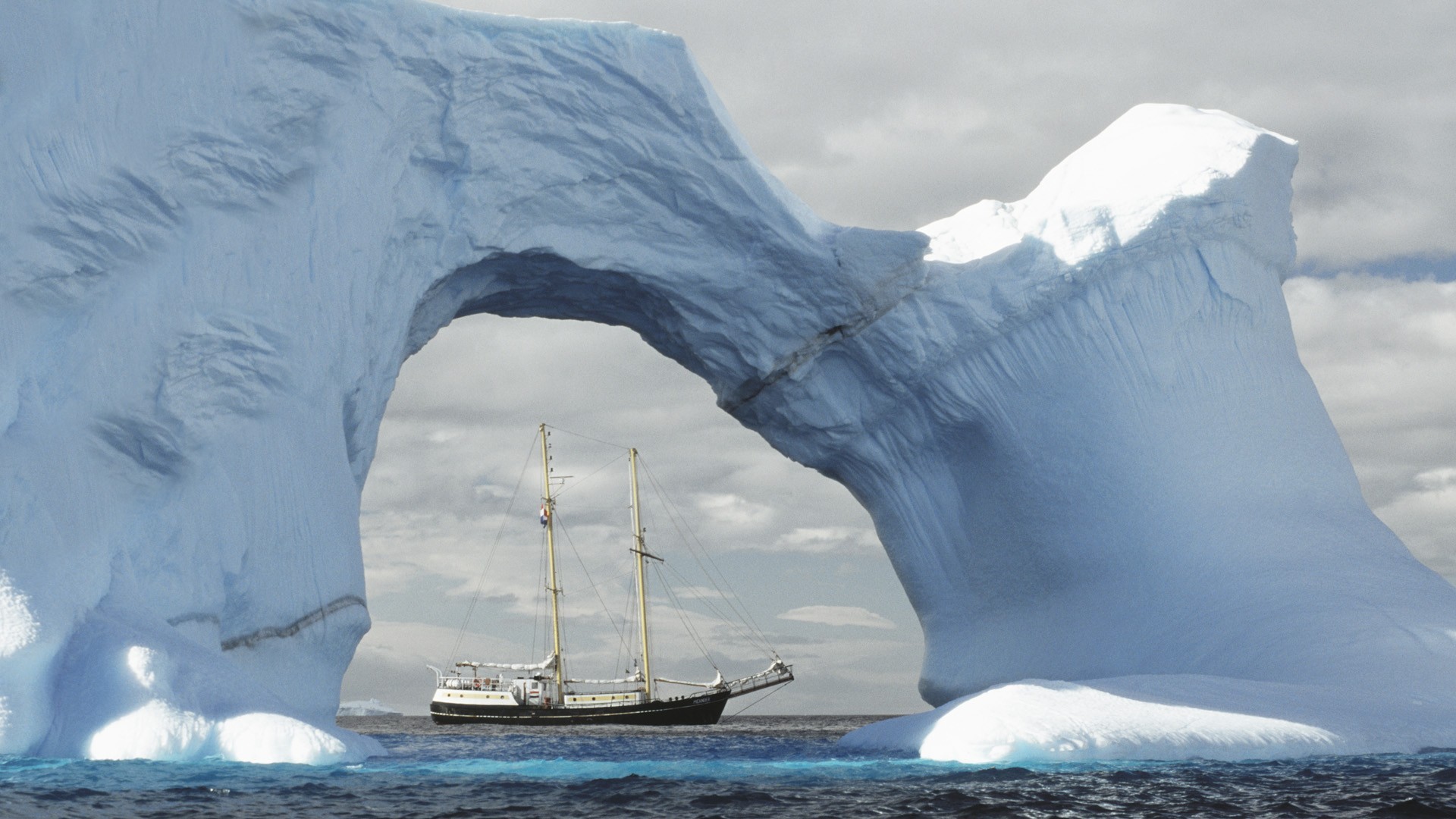 Корабль северный океан. Антарктида ледник Беллинсгаузена. Айсберги Антарктиды и корабли. Парусник Айсберг Гренландия. Южный полюс Антарктида.