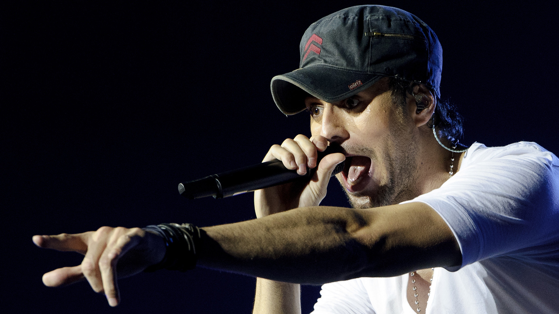 Enrique Iglesias' fingers sliced in mid-concert drone accident - TODAY.com 1920x1080